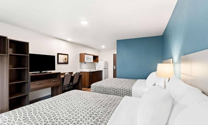 Dupont Hotel | 2 Kitchen-Equipped Units in Commerce City – 15 Min to Central Denver Attractions