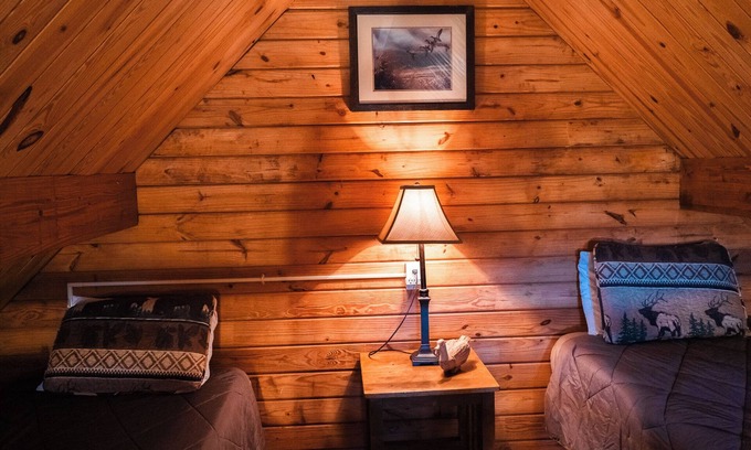 Hattieville Cabin | 2 Lakeside : Charming 2-bedroom cabin with AC, WiFi in welcoming Solgohachia
