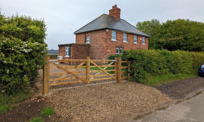 Arnold House | 2 Lane End Cottages