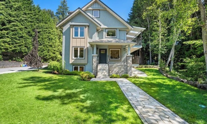 Coquitlam House | 2 Level Suite ~ Tranquil & Relaxing ~ Creekside