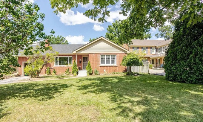 Burlington House | 2 living rooms, 3x TVs - walkable to downtown Burlington, Hospital, Mall, Beach