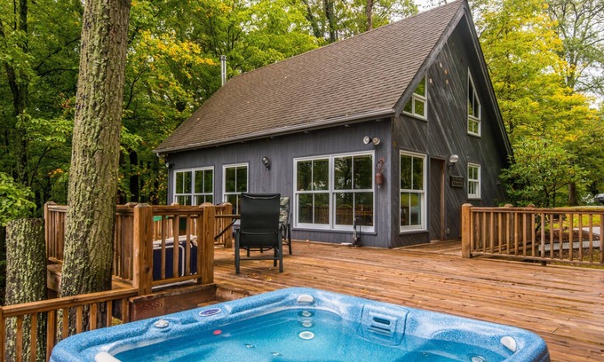 Helmsburg Cottage | 2 Loft BR, 1 BA