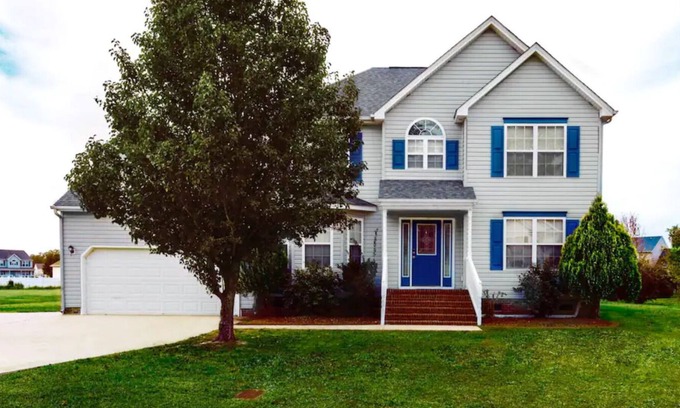 Elizabeth City House | 2 Master Bedrooms Home Away From Home