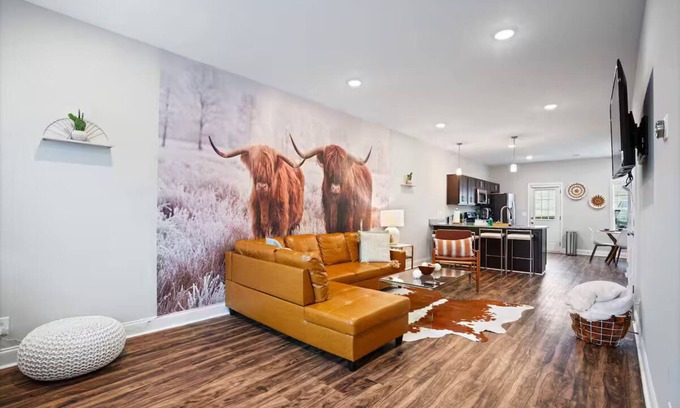 Clarksville Apartment | 2 Master BRs/Wi-Fi/Selfie Wall/Western/W/D/40 min from Nashville