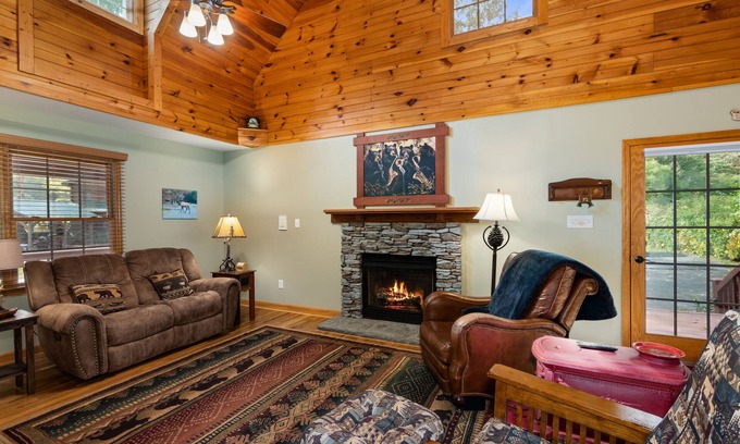 Valley Creek Run Cabin | 2 Master Suites - Clean - Cozy - WiFi - Elk - Covered Porch - ezAccess - 5 Stars