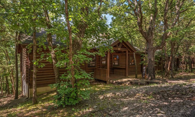 Branson Cabin | 2 Master Suites-Stunning Decor - 150 Acres, Indoor/Outdoor Pools, Free Wifi