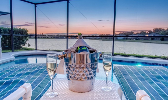 Sunset Lakes House | 2 Masters, Hot Tub, Games Room, Stunning Lake Views, Disney Only 4 Miles!
