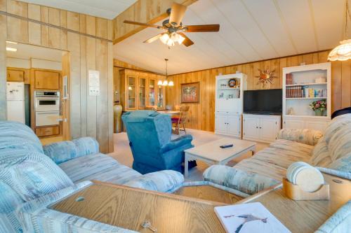 Desert Hills House | 2 Mi to Lake Havasu Pet-Friendly Home with Grill!