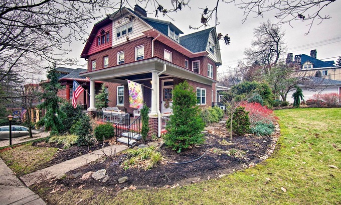 Reading House | 2 Mi to Reading Pagoda: Spacious Home w/Deck!