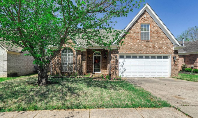 Cordova House | 2 Mi to Shelby Farms: Charming Family Home w/Yard