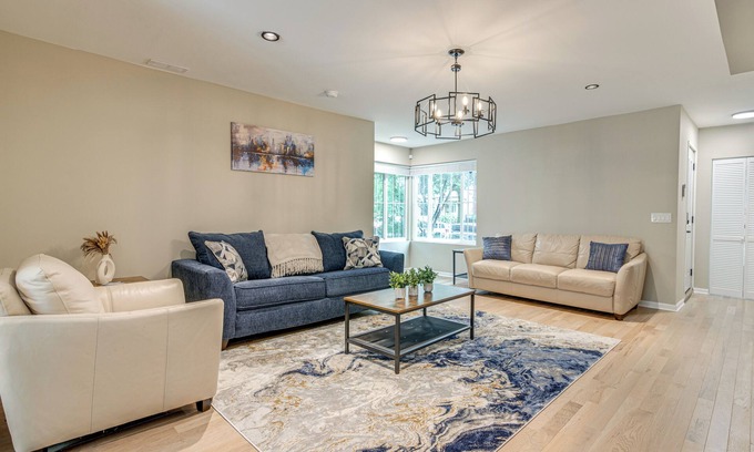 South Shore House | 2 Mi to South Shore Beach: Urban Retreat w/Yard