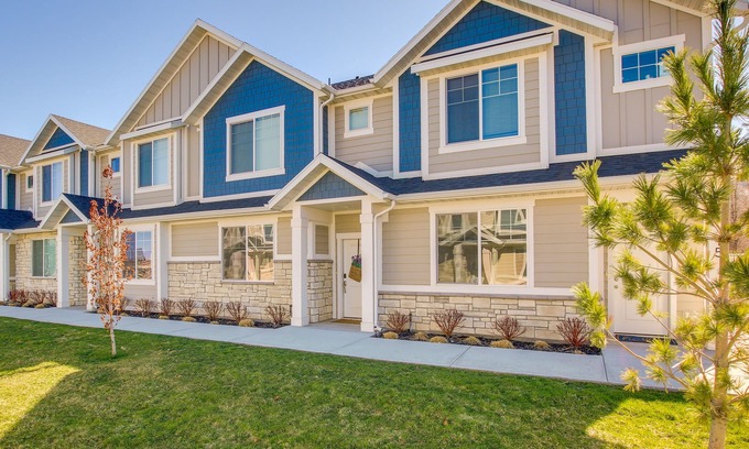 Providence House | 2 Mi to Zootah: Providence Townhome w/Fireplaces