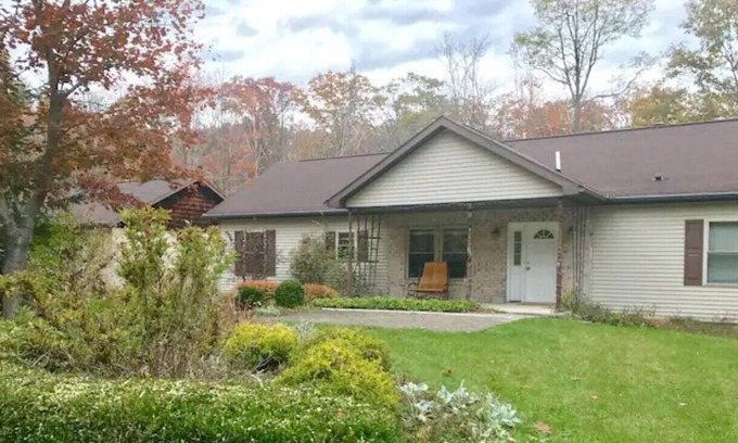 Champion House | 2 Miles from 7 Springs - Borders Laurel Hill State Park - Dogs welcome