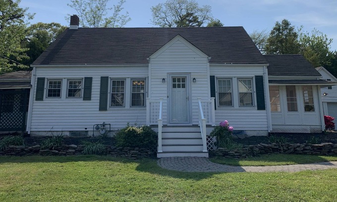Manasquan House | 2 miles to Manasquan Beach !! Charming Cape Style Home with huge Yard .