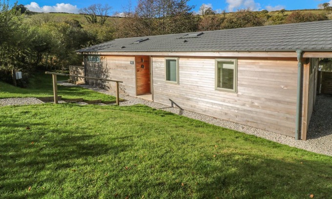 Looe House | 2 MILLER'S ISLAND, pet friendly, luxury holiday cottage in Lanreath