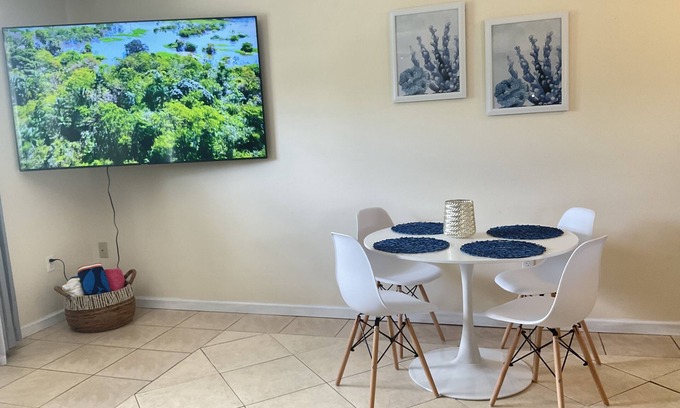Sarasota Apartment | 2 min walk to LIDO BEACH. approx 5-7 min walk to ST. ARMANDS CIRCLE