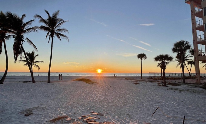 Fort Myers Beach House | 2 MIN WALK to FT MYERS BEACH - VACATION HOME, REMODELED! NEW POOL! SLEEPS 6