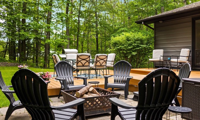 Petoskey House | 2 mins to Walloon Lake beach-Convenient-Hot tub-Game room-Firepit-Custom Kitchen