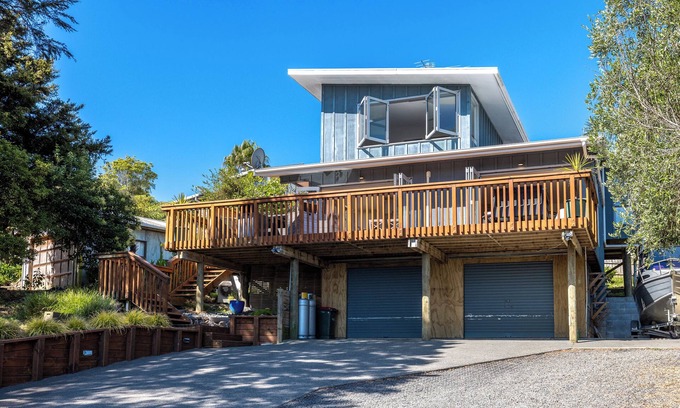 Ostend House | 2 minute drive to the beach, 3 minute walk to the pool, spa at the property