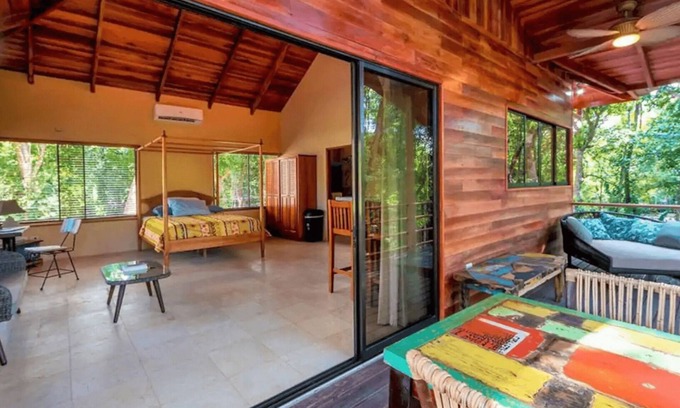 Uvita House | 2 minute walk to beach at National Park and restaurants. Perfect for couples and solo travelers.