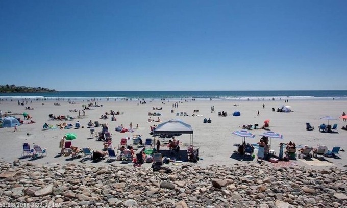 York Harbor House | 2 minute walk to York's Long Sands Beach!