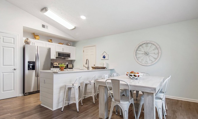 Treasure Cove House | 2 Minutes Toes in Sand - Beach - Lagoon - Sunsets - Sugary Sands - Emerald Water