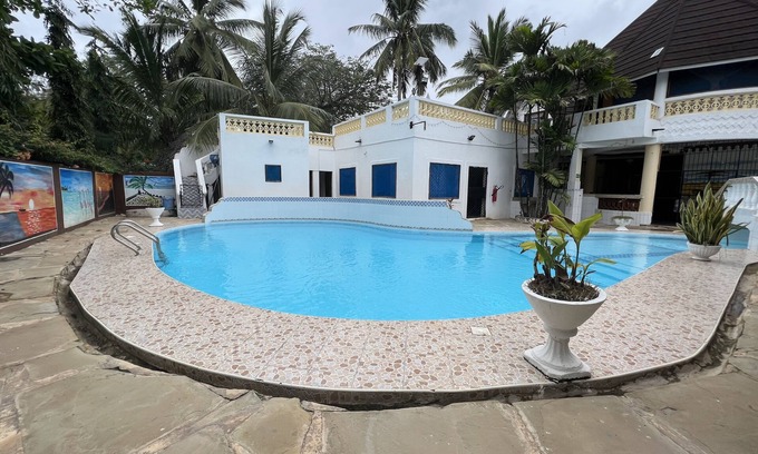 Galu Bed & Breakfast | 2 minutes walk to the Beach!3 bedroom villa
