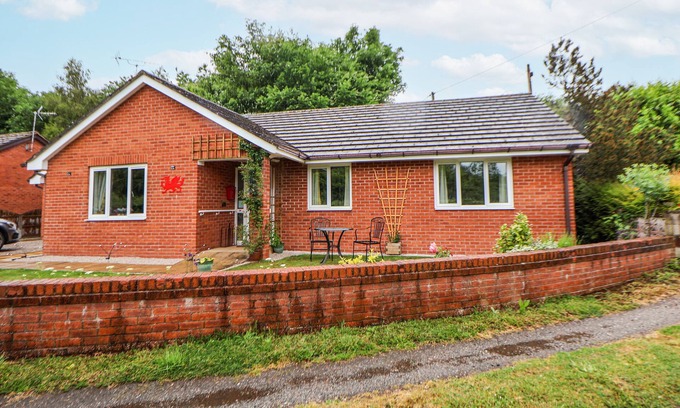 Chirk Cottage | 2 MOUNTAIN VIEW, pet friendly, with hot tub in Chirk