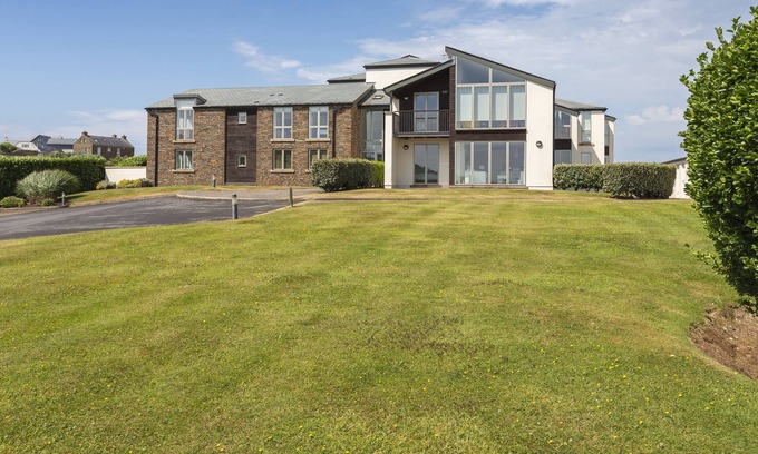 Burgh Island Cottage | 2 OCEAN'S EDGE, family friendly, with pool in Thurlestone