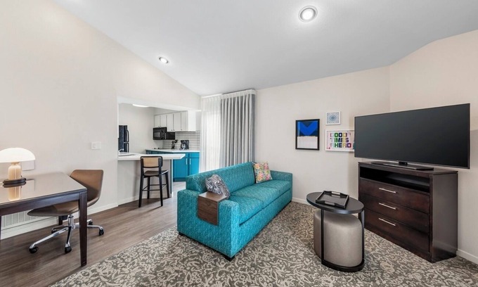 Chatsworth Hotel | 2 One-bedroom Condos w/Free Breakfast & Outdoor Fireplace, Close to Wineries