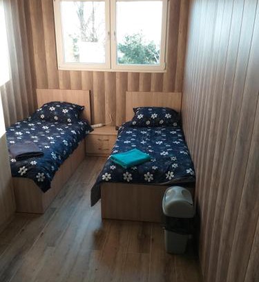 Grodzisk Mazowiecki Apartment | 2 osobowe kawalerki w domkach FreezerHause Kozery- NoclegiGrodziskPL 792-535-535