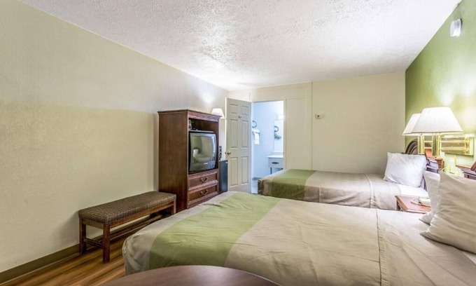 Edgewood Hotel | 2 Perfect Stopover Rooms Off I-95 w/Breakfast & Close to Local Restaurants