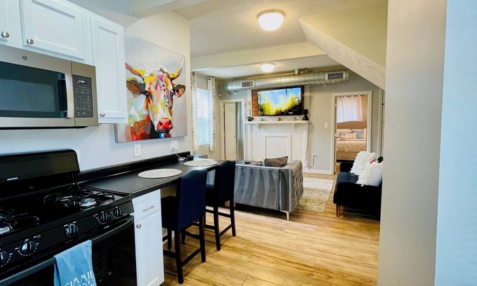 Central Northside House | 2 Private Parking Spaces-23 Min Walk to Acrisure+3BR/3 Baths