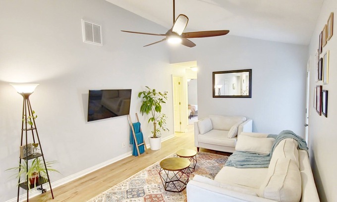 Owensboro House | 2 Queen beds + 2 Full Bathrooms Kitchen + Laundry Room + Patio