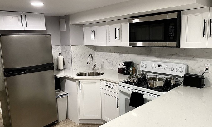 Westbury House | 2 Queen Beds, full kitchen, and wireless phone chargers in a cozy, spacious apt
