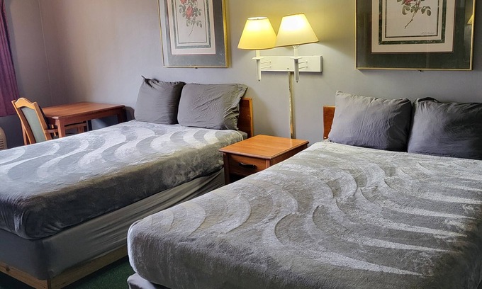 Livingston Apartment | 2 queen beds hotel studio 107 Hot tub