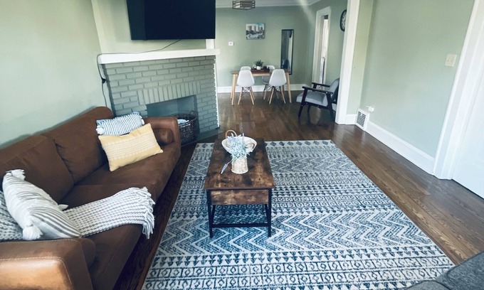Lakewood House | 2 Queen Beds in 1896 Victorian Triplex! AC, WiFi, Parking & More!