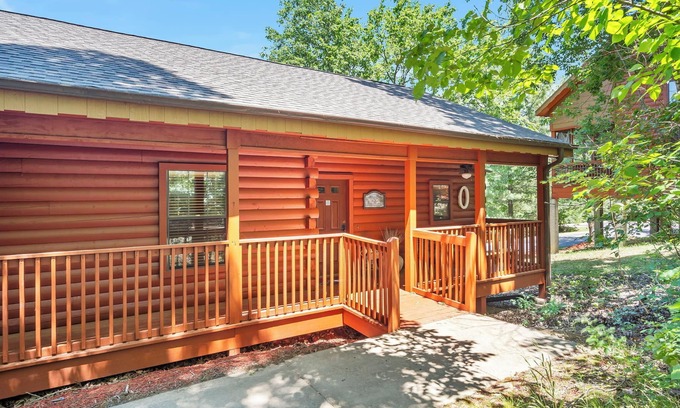 Branson Theater District Cabin | 2 Queen BR Cozy Walk-in Log Cabin close to Branson Entertainment