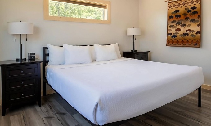 Boardman Hotel | 2 Relaxing Cabins with Kitchens! Outdoor Pool, Pet-friendly and Free Breakfast!