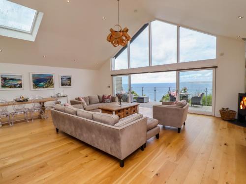 St Ives House | 2 Remera