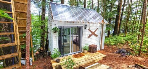 Brantingham House | 2 Romantic Island Cabins for 5 - Hot Tub Boat