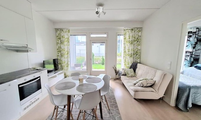 Vantaa Apartment | 2-room apartment 7 min by train from airport