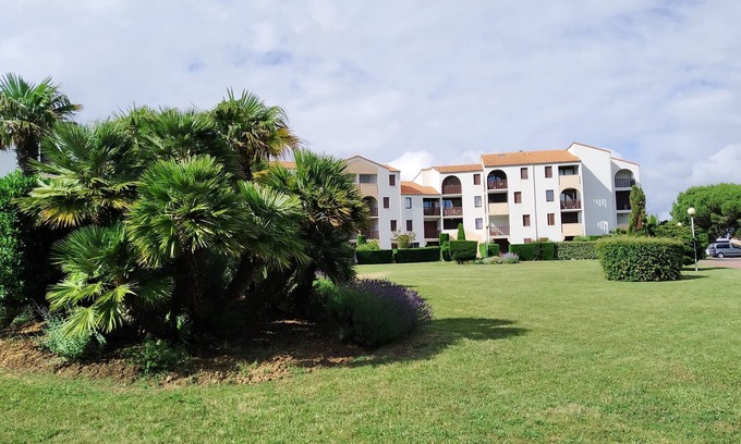 Vaux-sur-Mer Apartment | 2-room apartment with loggia, garden level, 2 steps from the beach