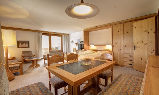 Silvaplana Apartment | 2-room flat with lake view on the 2nd floor