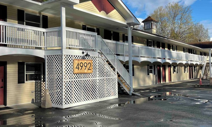 Lyndon Center Hotel | 2 room suite with kitchen in recently renovated motel