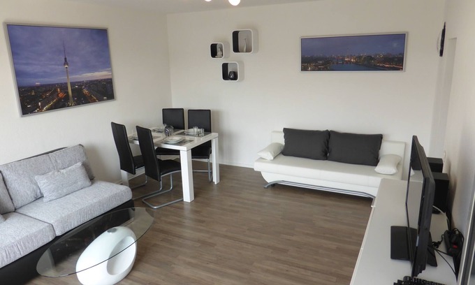 Tempelhof Apartment | 2 rooms, up to 5 persons, luxuriously furnished, tulip "
