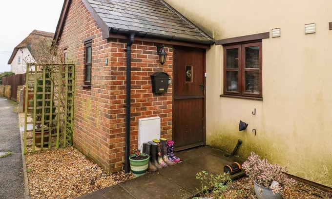 Haselbury Plucknett Cottage | 2 ROSE COTTAGES, pet friendly, with a garden in Haselbury Plucknett