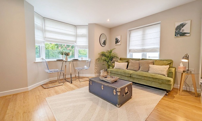 Arundel Apartment | 2 Roseland Apartment - sleeps 2 guests in 1 bedroom