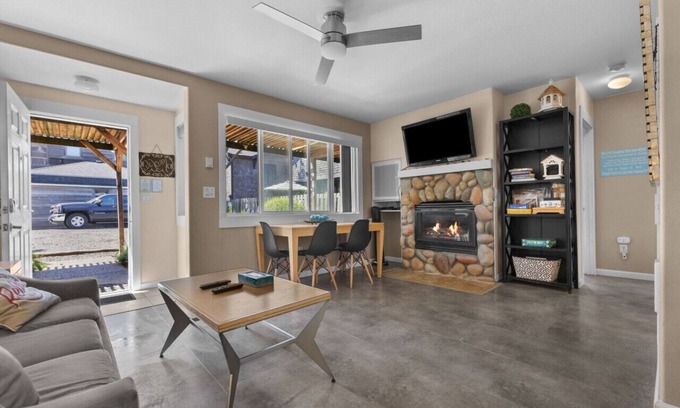 Downtown Cannon Beach Condo | 2 Sandals Cabana: Oceanview | Steps to Beach | Dog-Friendly