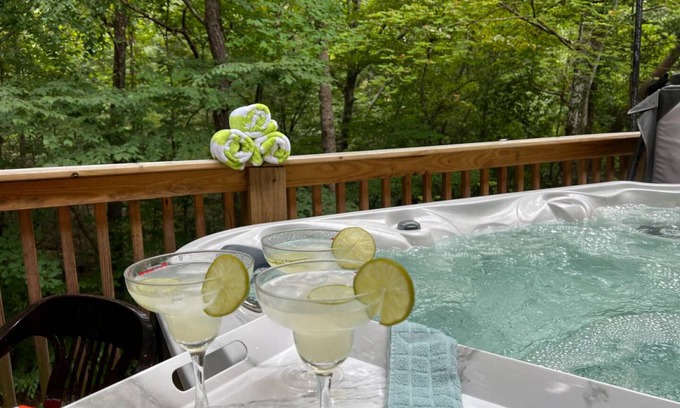 Caton House | ️ 2 Secluded Dual Unit Mountain Homes Sleeps 22 ️ Near DollyWood 2 HOT TUBS ️ Game Room